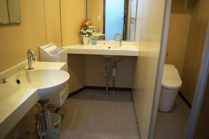 Room 32 of 42