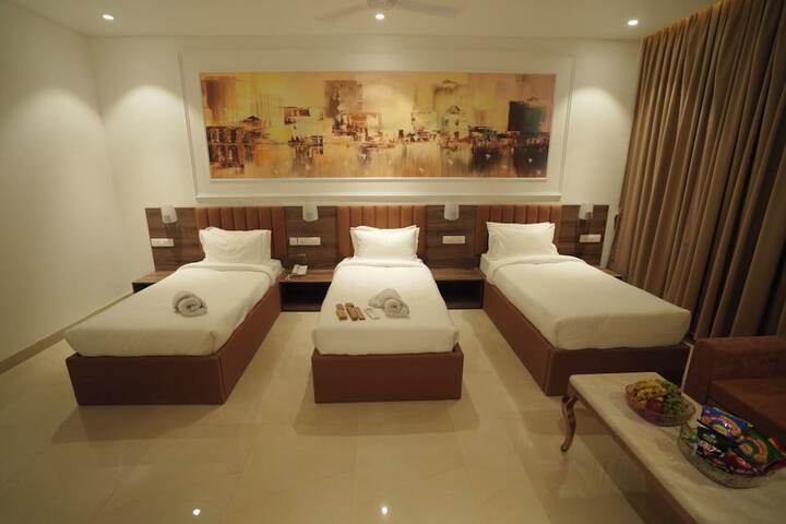 Room 33 of 102