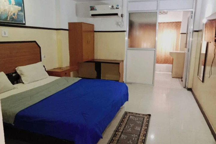 Room 10 of 14