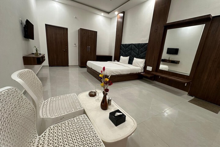 Room 4 of 16
