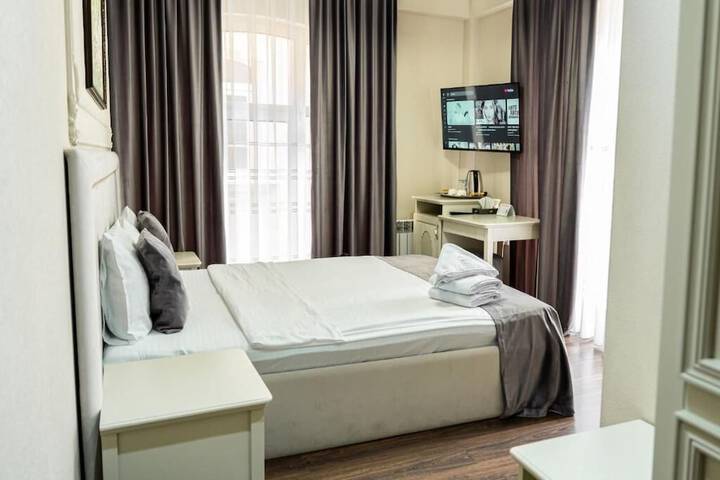 Room 32 of 84