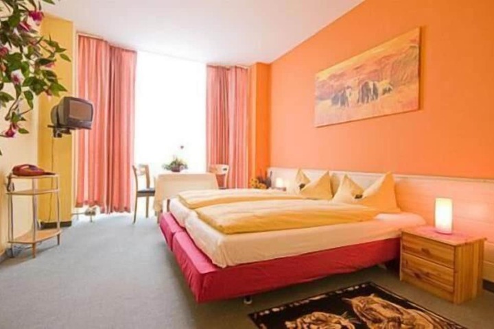 Room 10 of 33