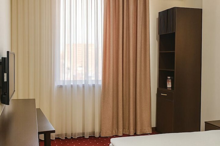 Room 27 of 42