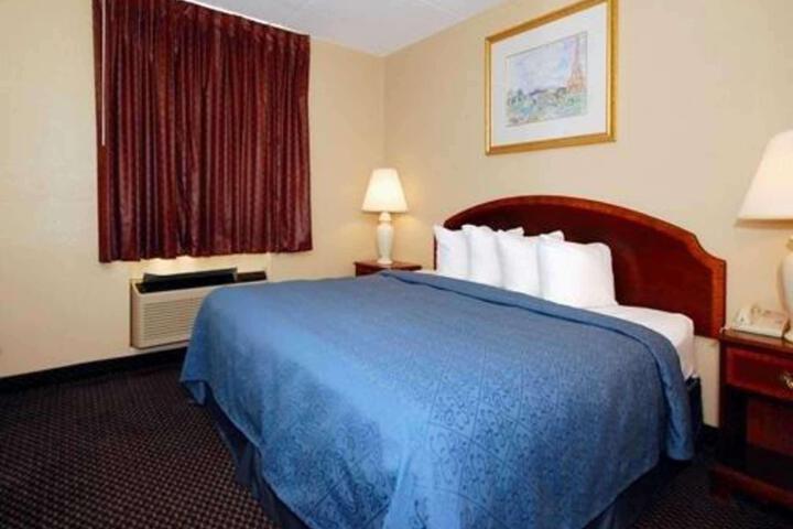 1 King Bed (1 of 10)
