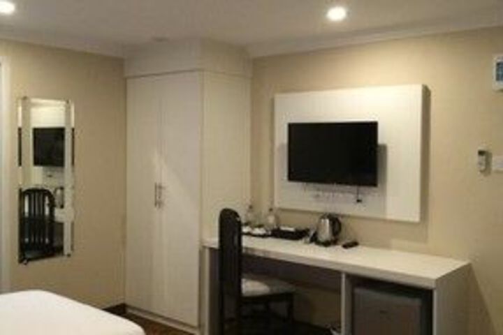 Room 11 of 26