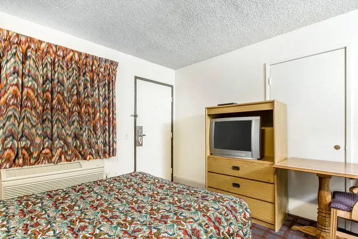 Room 4 of 16