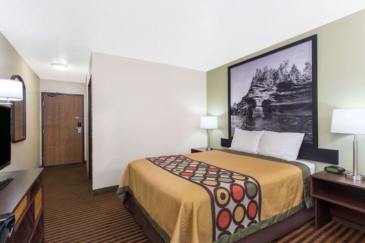 1 Queen Bed (4 of 14)
