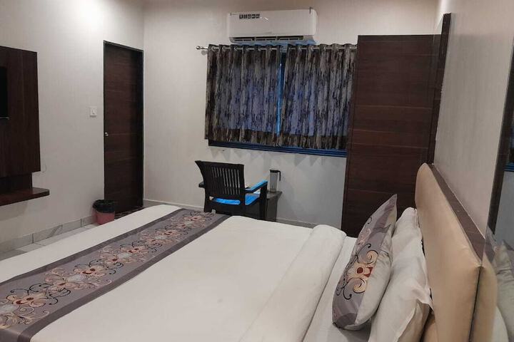 Room 15 of 33