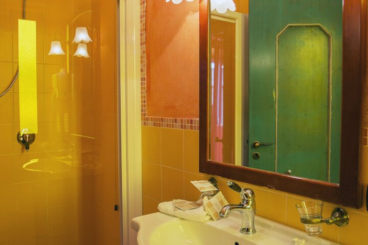 Room 17 of 34