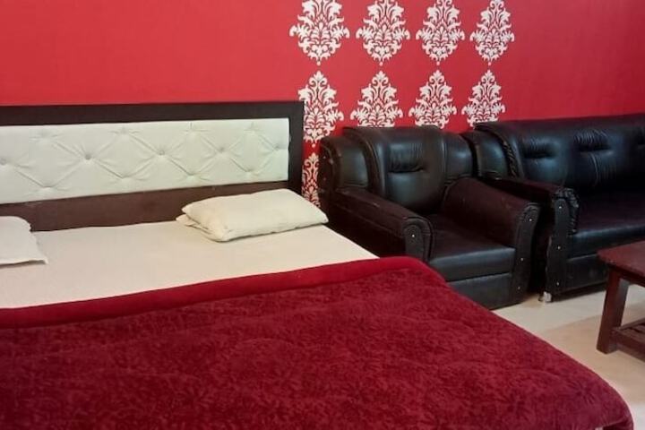 Room 4 of 77