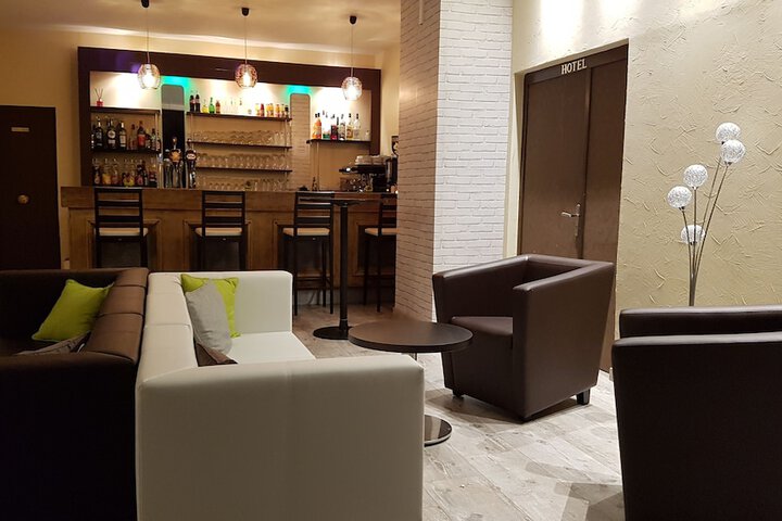 Lounge 36 of 39