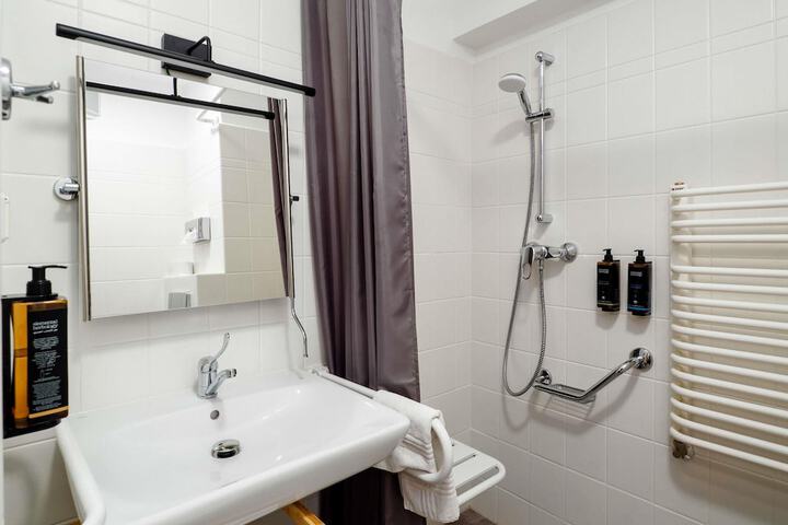 Room 32 of 177