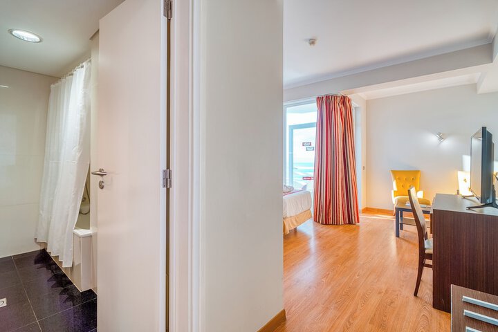 Room 10 of 76