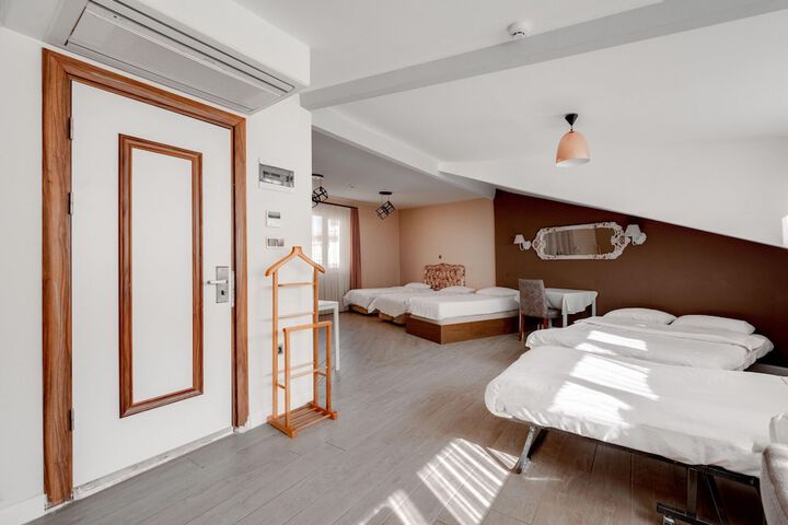 Room 6 of 32