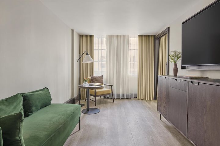 Room 42 of 107