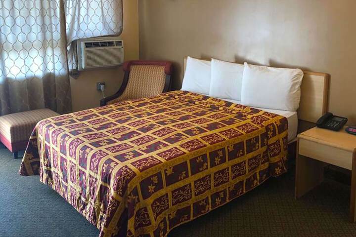 1 Queen Bed (14 of 14)