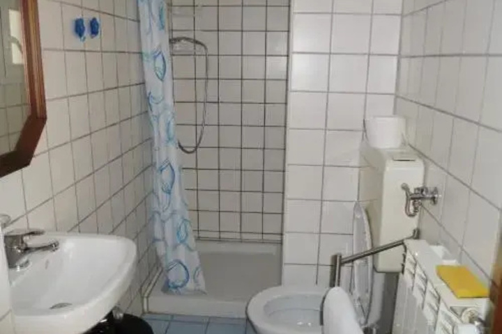 Room 4 of 11
