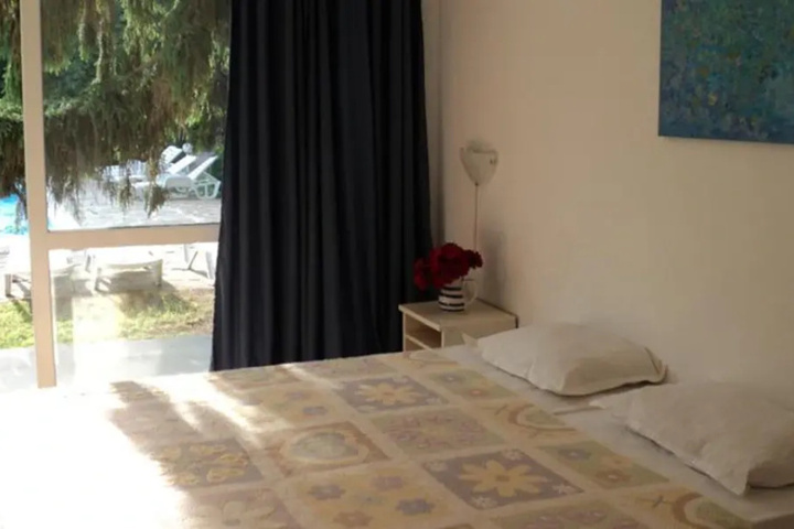 Room 4 of 10