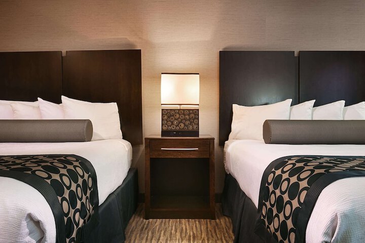 2 Queen Beds (1 of 9)