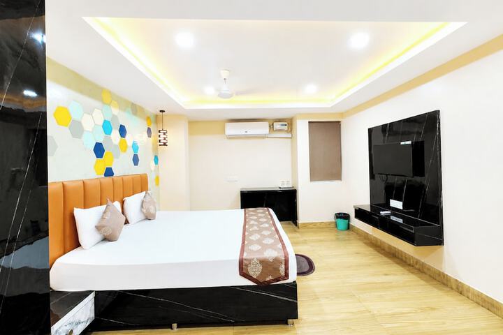 Room 8 of 13