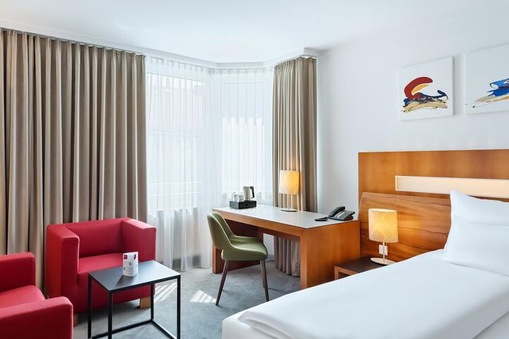 Room 22 of 106
