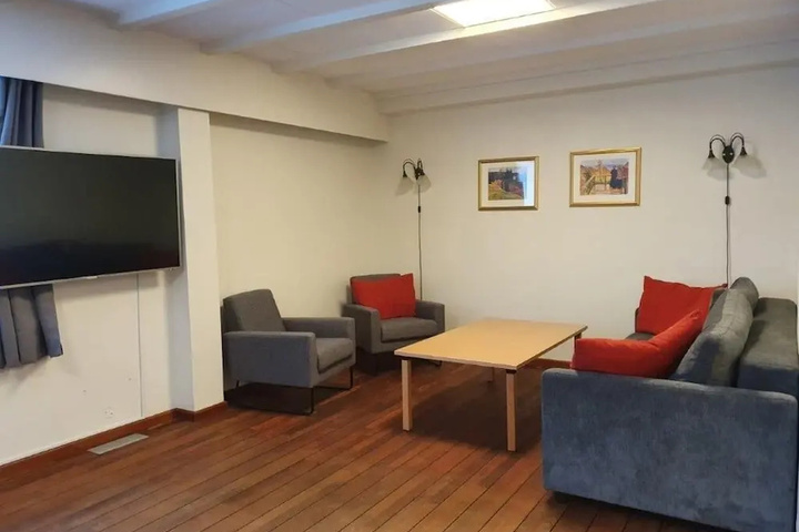 Room 7 of 9