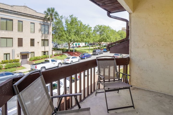Walk to Restaurants: Downtown Leesburg Townhome!
