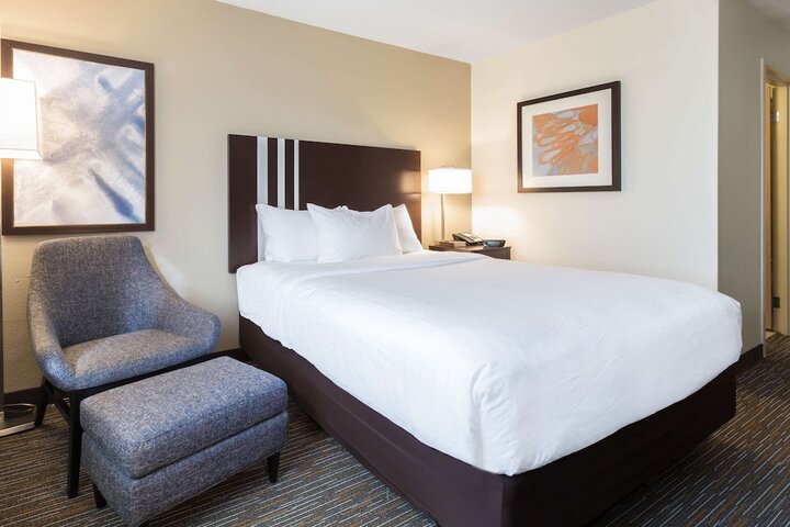 1 Queen Bed Accessible Room (2 of 18)