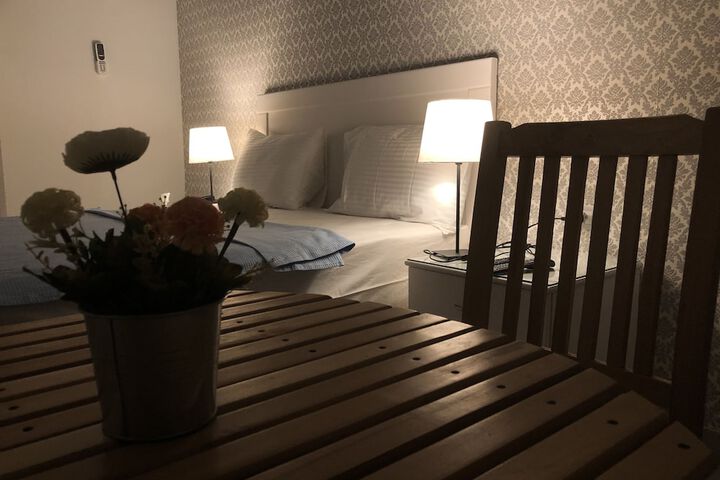 Room 10 of 32