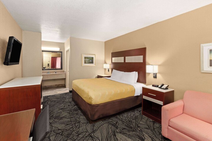 Basic King Bed (7 of 9)