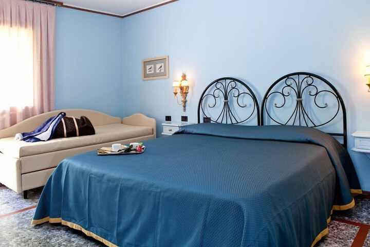 Room 4 of 33