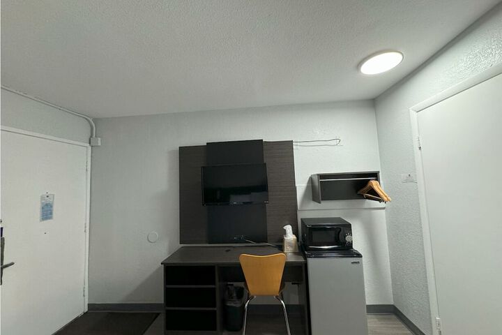 1 Queen Bed (7 of 12)