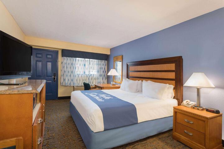 1 Queen Bed Second Floor (4 of 14)