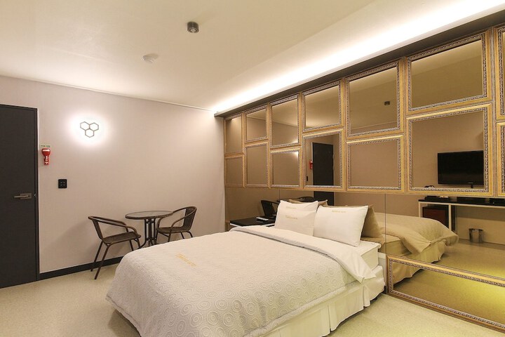 Room 51 of 118