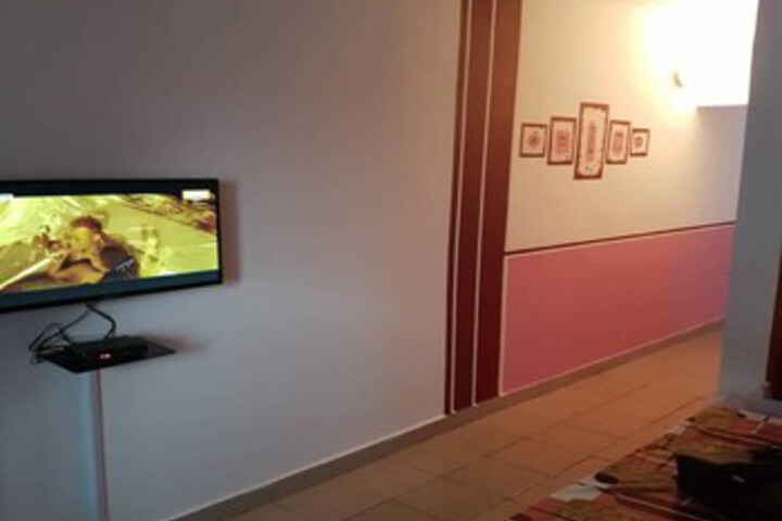 Room 8 of 11