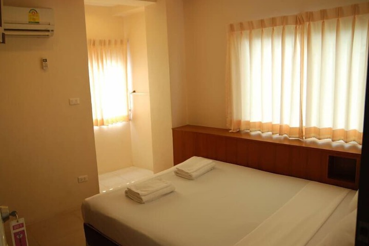 Room 10 of 28