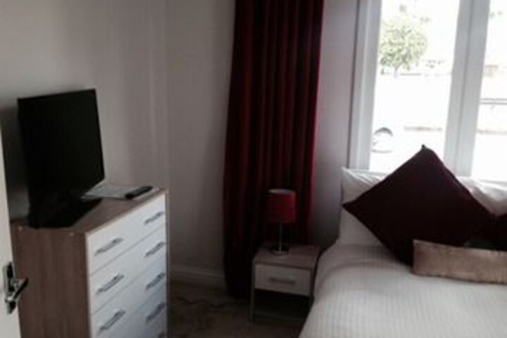 Room 5 of 9