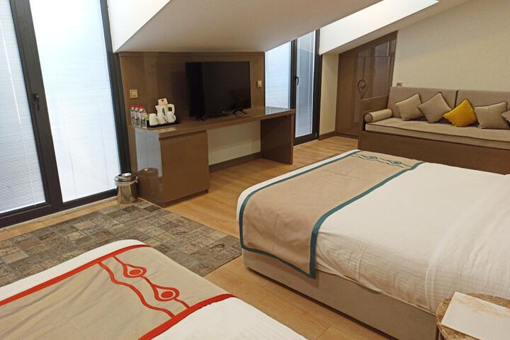 Room 13 of 40