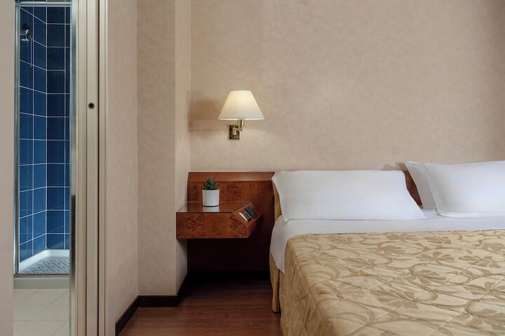 Room 27 of 85