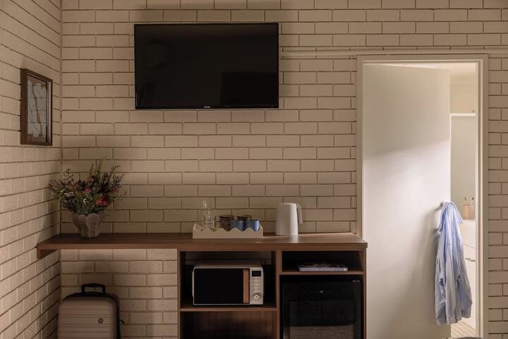 Room 6 of 18