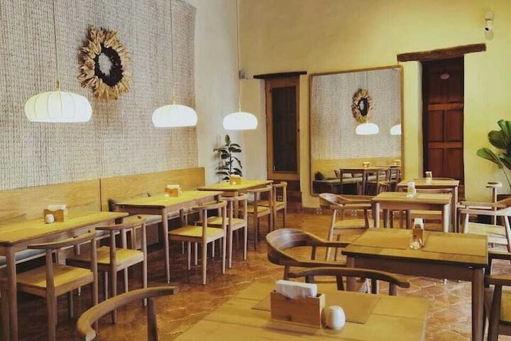 Dining 9 of 17