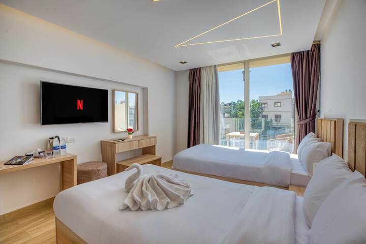 Room 9 of 32