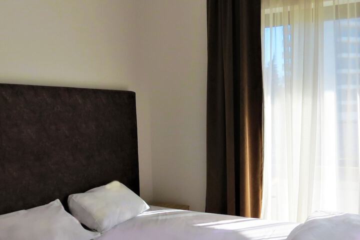 Room 10 of 34