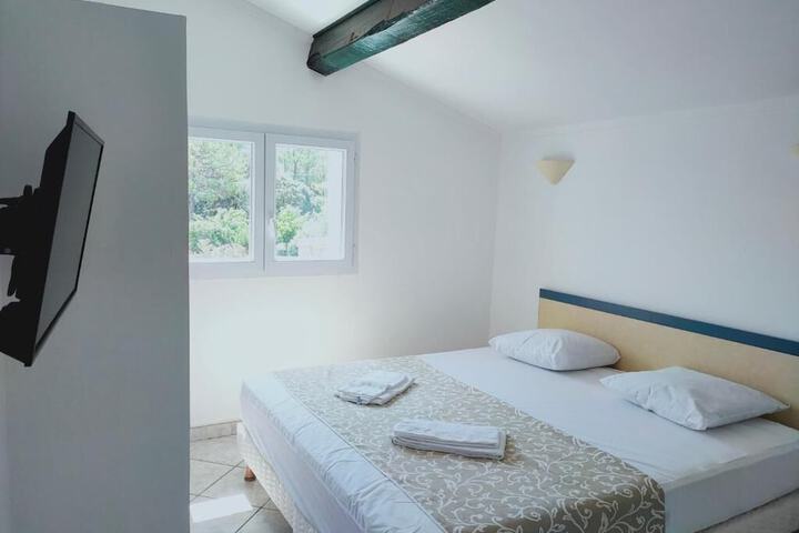Room 4 of 48