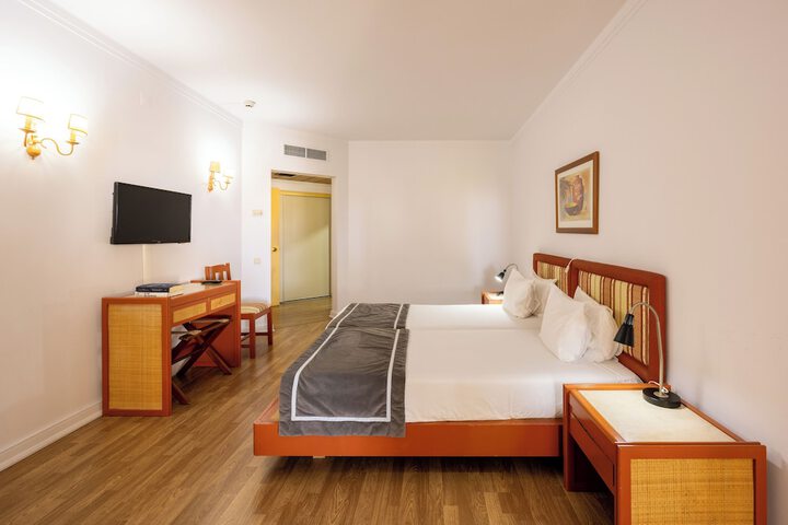 Room 7 of 76