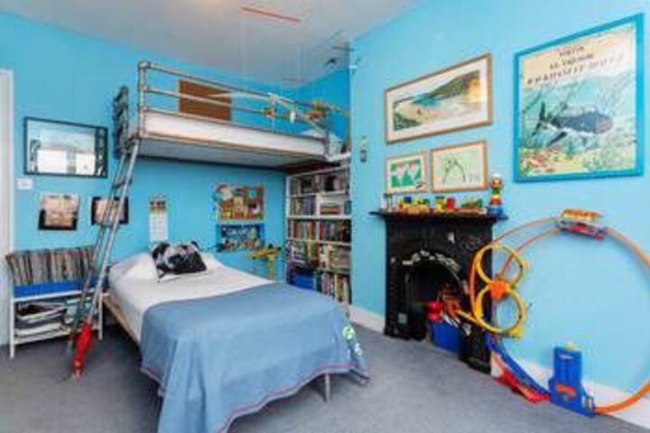 Room 6 of 18