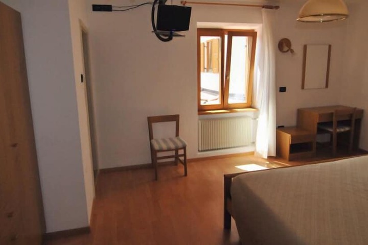 Room 6 of 15