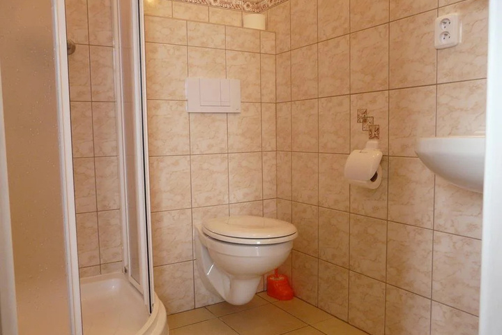 Room 6 of 11