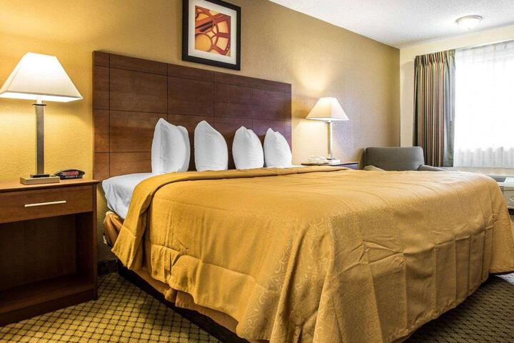 1 King Bed (4 of 5)