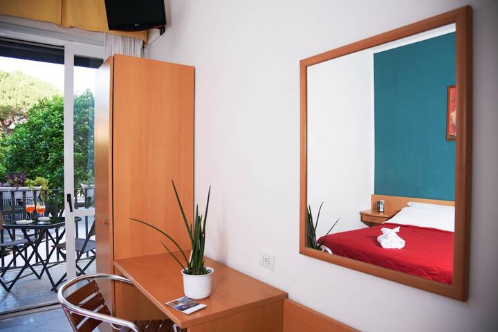 Room 10 of 42